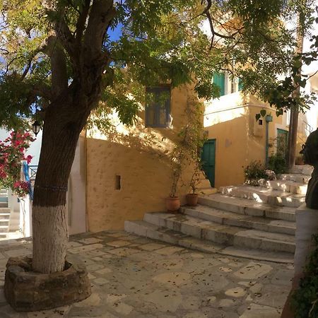 Traditional Medieval Stone House In "Ano Syros" Exterior foto
