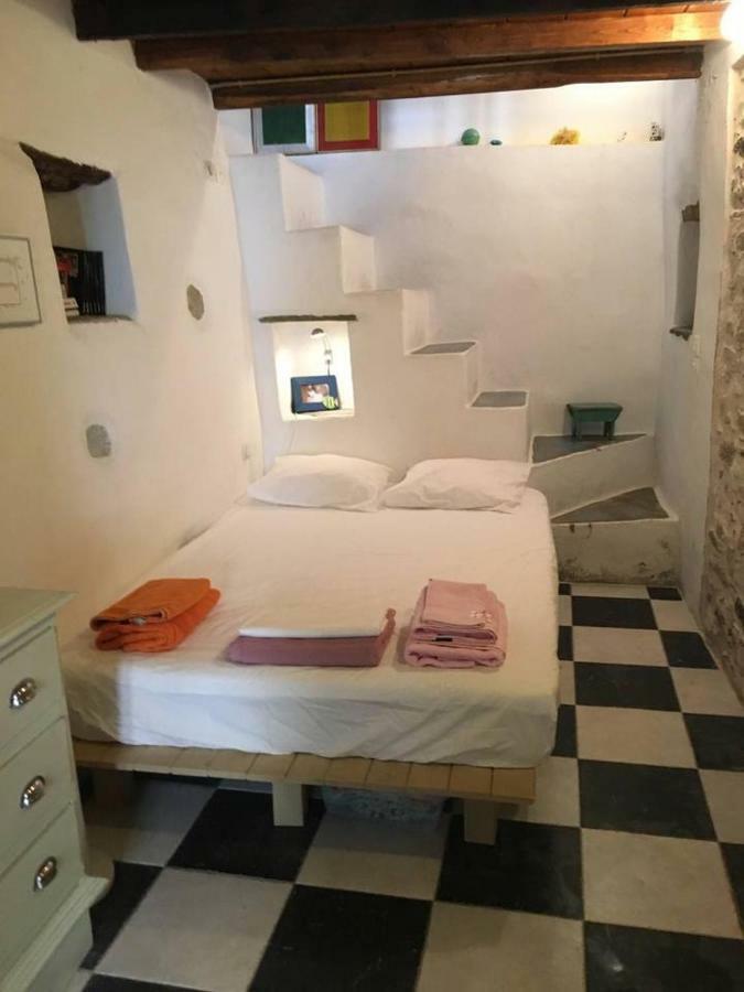 Traditional Medieval Stone House In "Ano Syros" Exterior foto