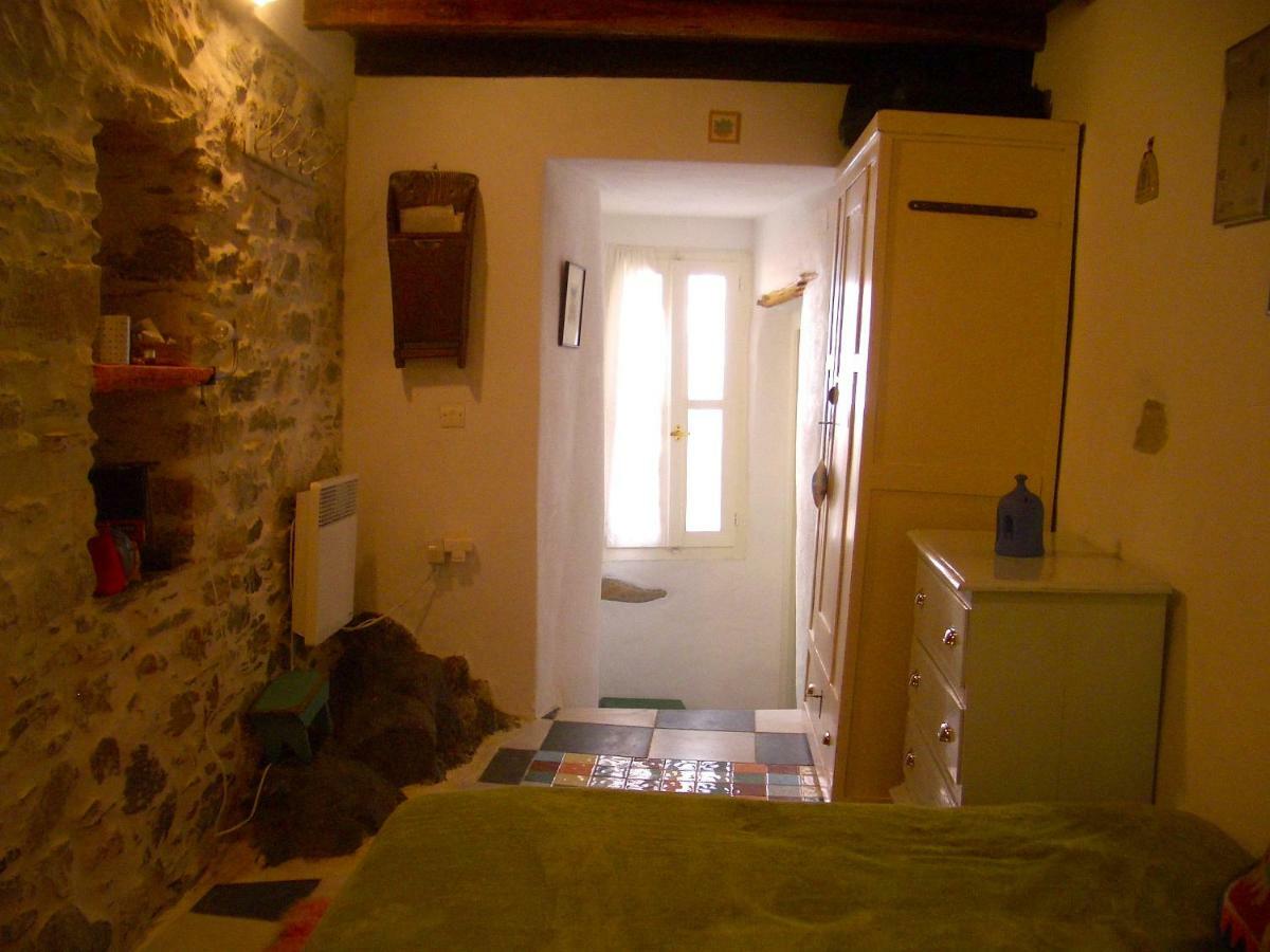 Traditional Medieval Stone House In "Ano Syros" Exterior foto